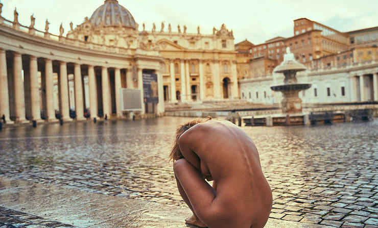 Marisa Papen, la modella nuda sotto le finestre del Papa