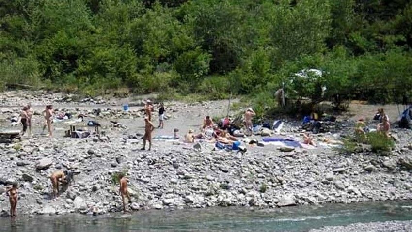 A Varallo la prima spiaggia nudista d'Italia lungo un fiume